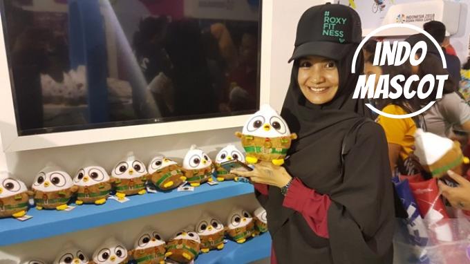 Boneka Maskot Asian Para Games 2018 Laku Keras! 1 dian memegang momo maskot asian para games 2018