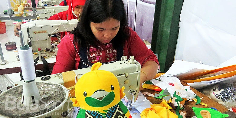Penjahit boneka maskot Asian Games 2018 yang berlokasi di Malang, Jawa Timur.