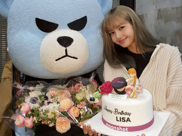 FOTO Krunk, Maskot YG Entertainment, memberi surprise di ...