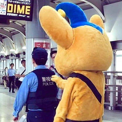 pipo kun bersama seorang polisi